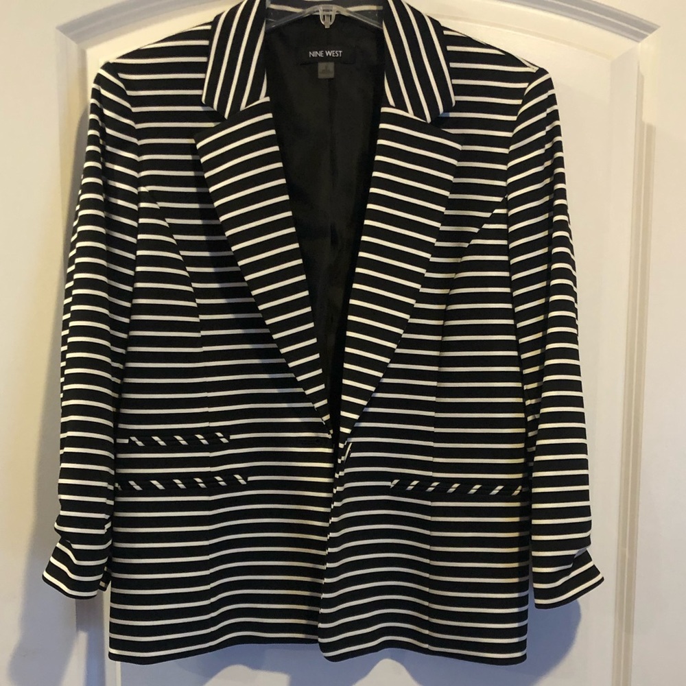 Nine West Black and Cream stripper blazer, size 8